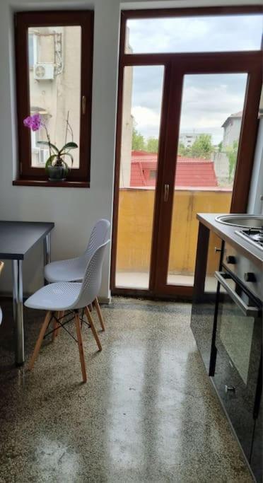 Cozy Apartment Near City Center Bucharest Exterior photo